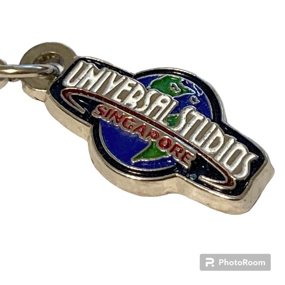 Vintage Universal Studios Charm Clip On Enamel Metal Singapore Theme Park - Picture 1 of 9